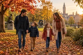 Famille marchant dans un parc d’automne à Lille, entourée d’arbres colorés et de sculptures, ambiance chaleureuse et détendue.