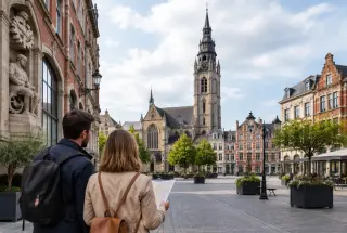 Deux visiteurs découvrent la Grand-Place de Tourcoing, avec l’église Saint-Christophe et les façades historiques du centre-ville en arrière-plan.